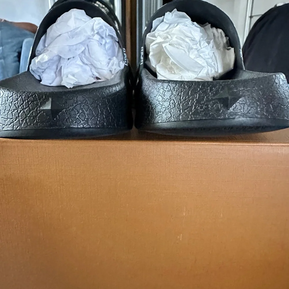 MCM Black Slide Sandals with Iconic Logo - Picture 4 of 6